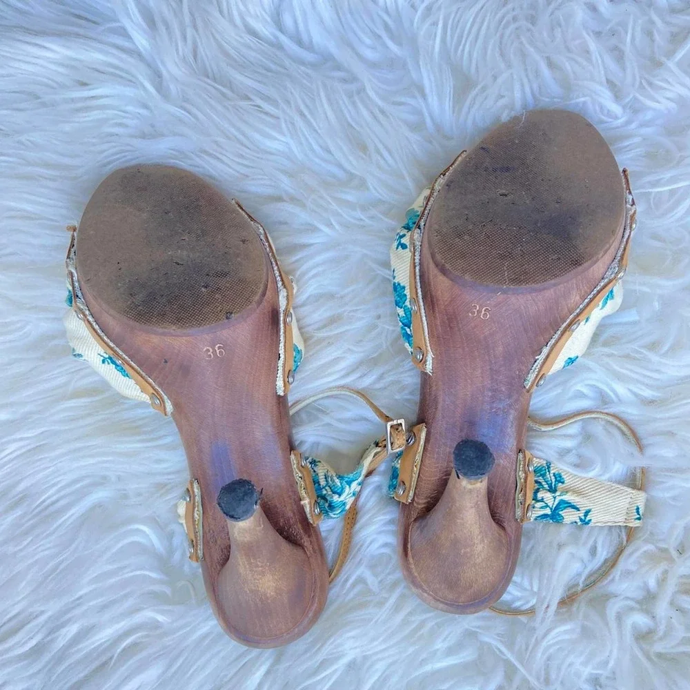 Beautiful Early 2000s Dolce and Gabbana Summertime Floral Wedges Size 36